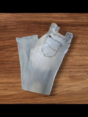 Lee Men's Slim Straight Leg Jeans in Light Blue Wash